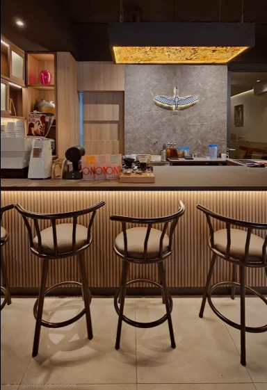 Coffee bar Plain Sight dengan kursi bar dan cahaya hangat
