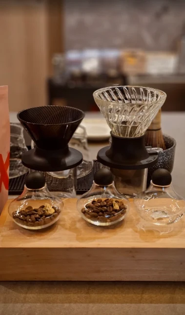 Peralatan manual brew di coffee bar Plain Sight