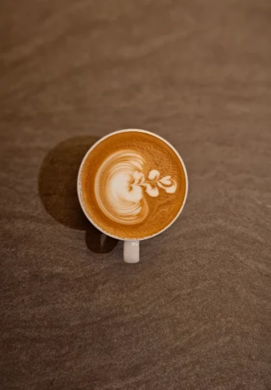 Secangkir kopi dengan latte art di Plain Sight